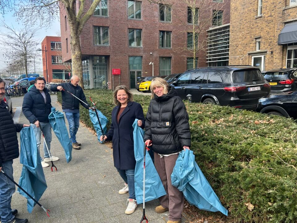 Bewoners ruimen samen zwerfafval op in het Stationskwartier Breda met grijpers en afvalzakken tijdens buurtopruimactie
