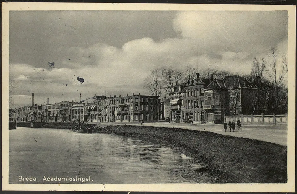 Oude ansichtkaart van de Academiesingel in Breda met fietsers en karakteristieke bebouwing langs de singel