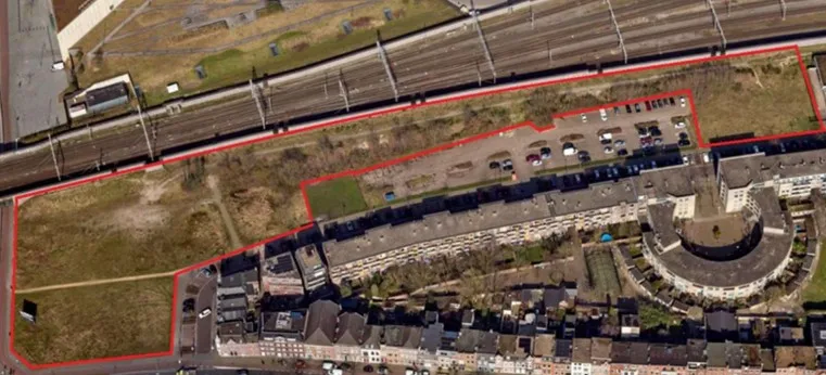 Luchtfoto van het braakliggende terrein aan de Spoorstraat in Breda dat een groene opknapbeurt krijgt