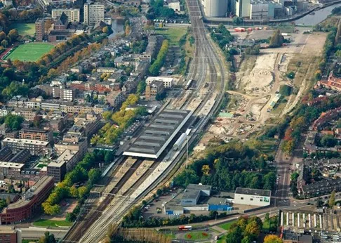 plaatskaartenkantoor, dienstlokalen, stationsrestauratie en een fietsenstalling. Dit station bleef tot 2014 in gebruik.